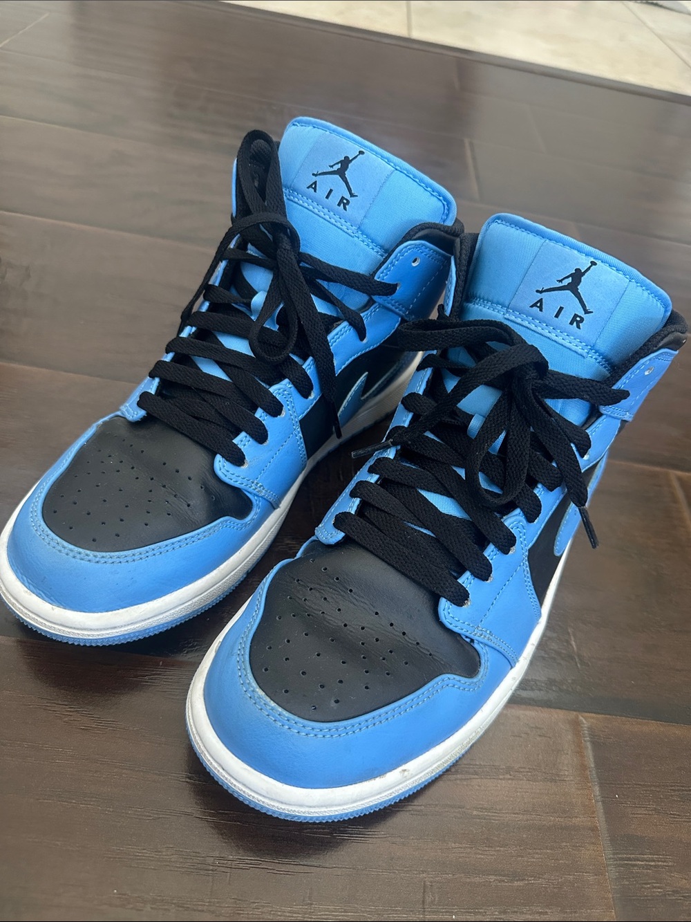 Air Jordan 1 Mid 'University Blue Black'